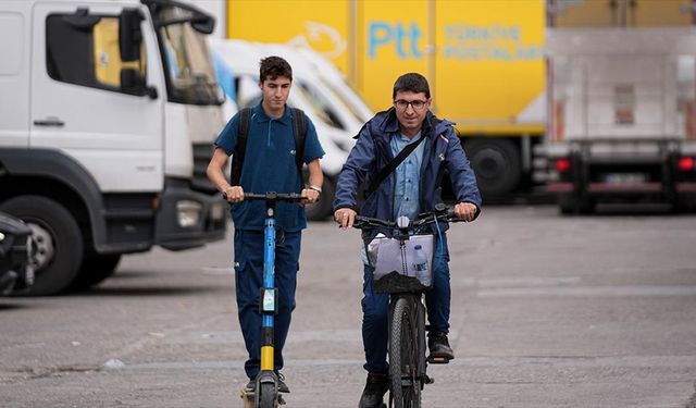 İzmir'de postalar baba oğula emanet