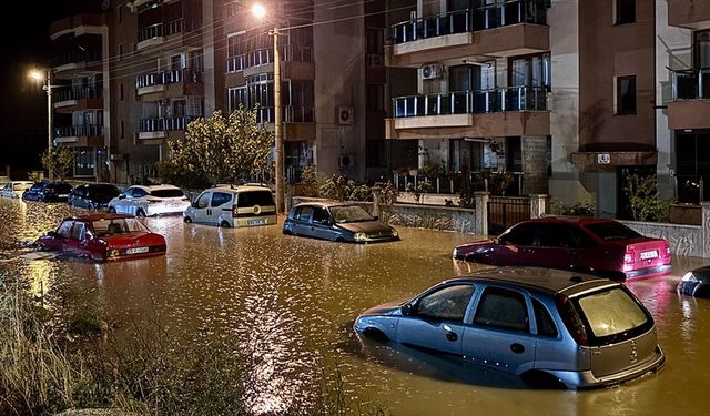 İzmir'in Bergama ilçesinde sağanak hayatı olumsuz etkiledi