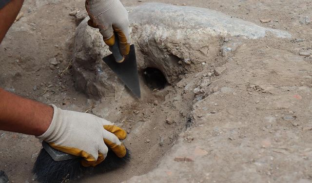 İznik Roma Tiyatrosu'nda mermer döşemeli yollar ve kanalizasyon hattı bulundu