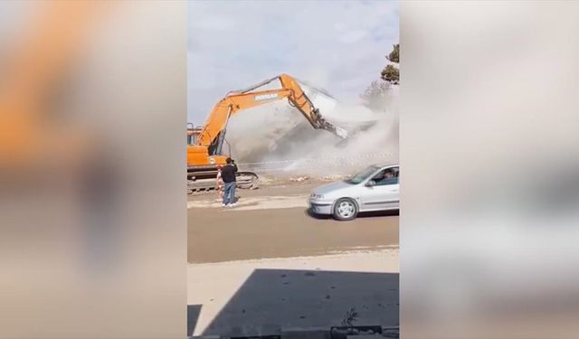 Kahramanmaraş'ta yıkım sırasında devrilen bina yoldan geçen otomobile zarar verdi