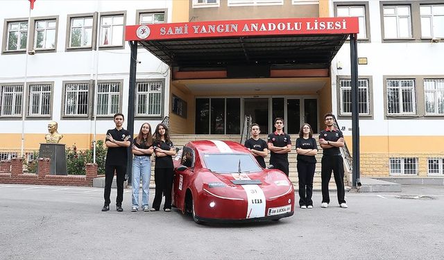 Liseliler okulun atölyesinde ürettikleri elektrikli araç 'Lexa'yı geliştirmek için çalışıyor