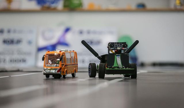 Meslek liseliler tasarladıkları mini otonom araçla uluslararası yarışmalarda zirveyi hedefliyor