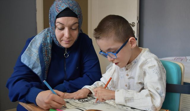 Öğretmenliği bırakan anne kendisini serebral palsili oğluna adadı