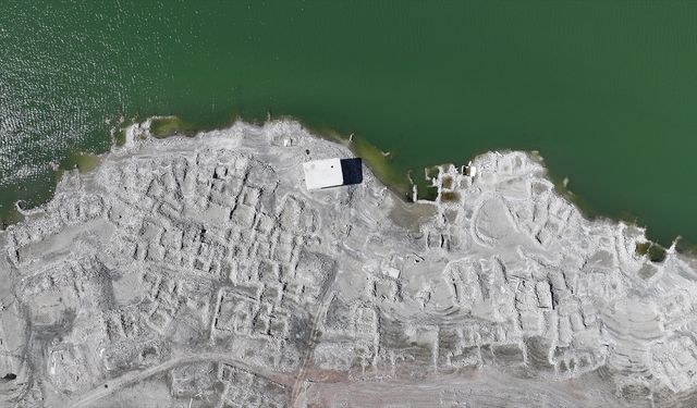 Su seviyesi düşen barajda eski köy gün yüzüne çıktı, balık kafesleri toprağa yapıştı