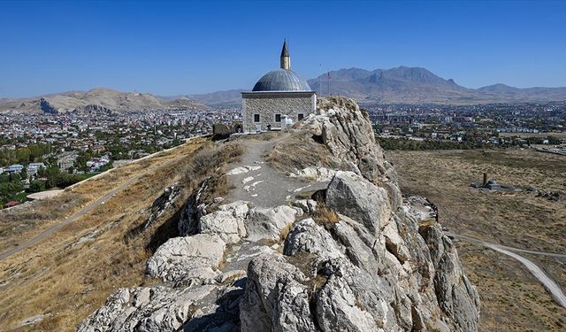 Süleyman Han Cami, Van Kalesi'nin zirvesinde ziyaretçilerini ağırlıyor