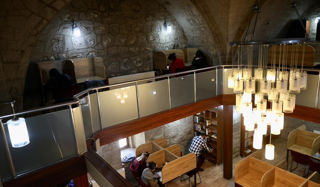 Tarihi Zağnos Burcu'ndaki kütüphane 29 yıldır sessiz ortamıyla öğrencileri ağırlıyor