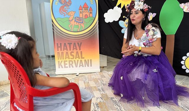 Tiyatro sahnesini hastalık nedeniyle okuldan uzak kalan çocukların evine taşıyorlar