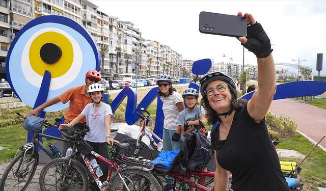 Bisikletle dünya turuna çıkan Fransız ailenin durağı İzmir oldu