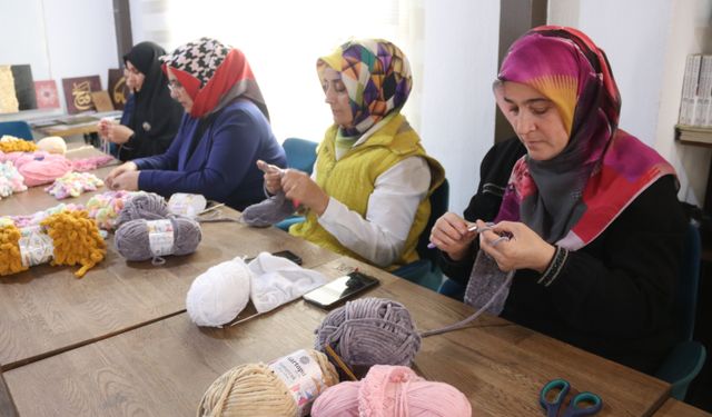 Depremzede kadınlar köy okulundaki öğrencilere atkı örerek terapi oluyor