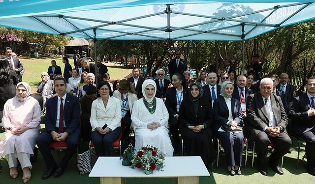 Emine Erdoğan, Güney Afrika'da Uluslararası Maarif Okulu'nu ziyaret etti