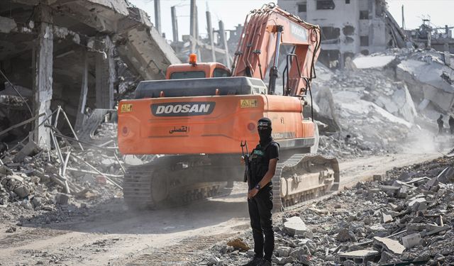 Gazze'de İsrail'in neden olduğu yıkımın enkazı altında kalan kayıp cenazeler tek ekskavatörle aranacak