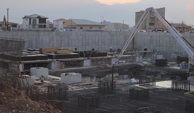 Hakkari'de sismik izolatörlerin kullanıldığı 100'er yataklı iki hastane inşa ediliyor