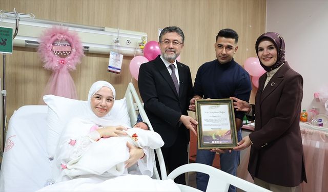 Her yeni doğan bebek ve yeni evli çift adına bir fidan