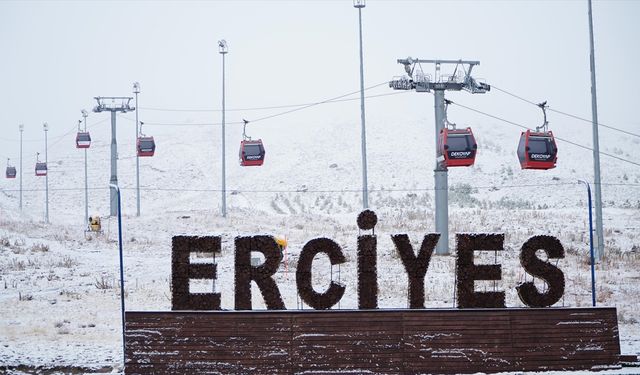 İç Anadolu'nun zirvesi Erciyes Dağı'na kar yağdı