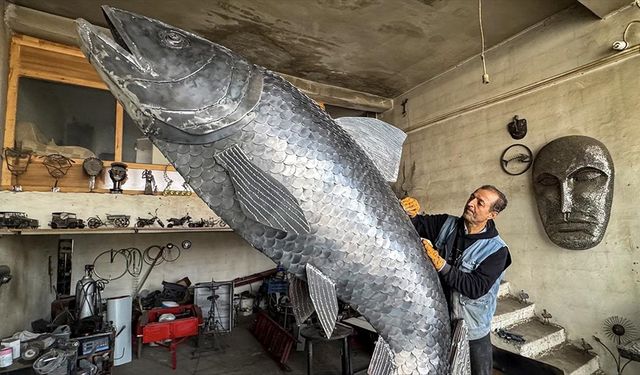 İranlı heykeltıraş 350 kilogramlık hurda demirden 'inci kefali' heykeli yaptı