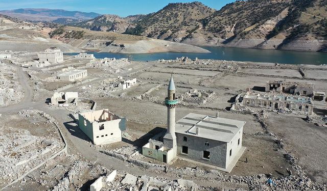 Kars'ta baraj sularının çekilmesiyle köy gün yüzüne çıktı