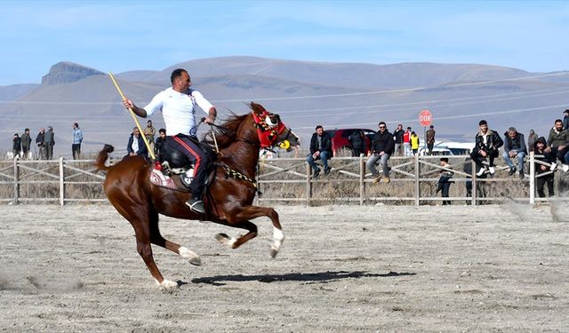 Kars'ta cirit ve at yarışlarında sporcular kıyasıya mücadele etti