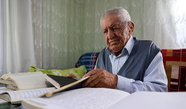 Kendi çabasıyla okuma yazma öğrenen 89 yaşındaki şair, şiir tutkusundan vazgeçmiyor