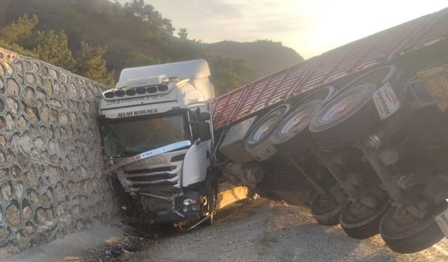 Malatya'da devrilen tırın sürücüsü yaralandı