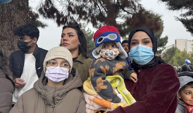 Malatya'da iyileşen iki lösemi hastası çocuk mutluluğunu balon uçurarak paylaştı