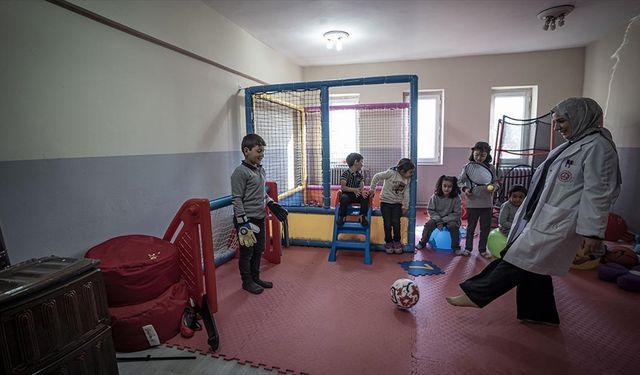 Nagehan öğretmen, kırsaldaki okulda 13 öğrencisi için kömürlüğü oyun atölyesine çevirdi