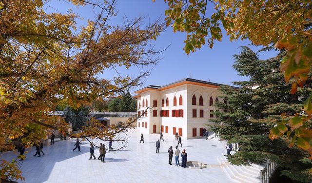 Somuncu Baba Külliyesi sonbahar renklerine büründü