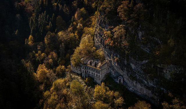 Tarihi Sümela ile Vazelon manastırları sonbaharın tonlarıyla renklendi