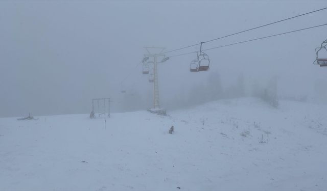 Uludağ'da kar yağışı etkili oluyor