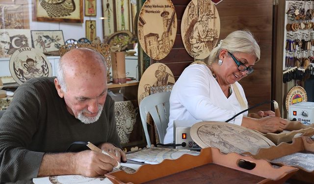 Zanaatkar çift, Hatay'ın ünlü mozaiklerini yakma yöntemiyle ahşaba işliyor