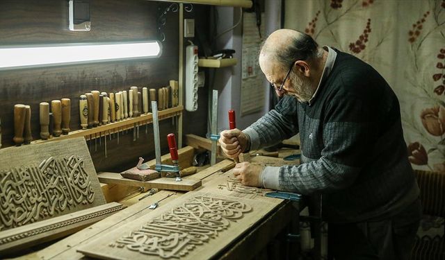 Ailesinin 100 yıldır yaptığı oymacılık bitmesin diye mesleği evinin kilerinde sürdürüyor