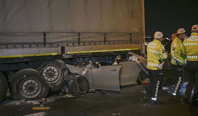 Ankara'da tıra çarpan otomobildeki 2 kişi öldü, 1 kişi ağır yaralandı