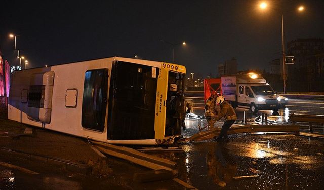 Çekmeköy'de İETT'ye bağlı özel halk otobüsü devrildi
