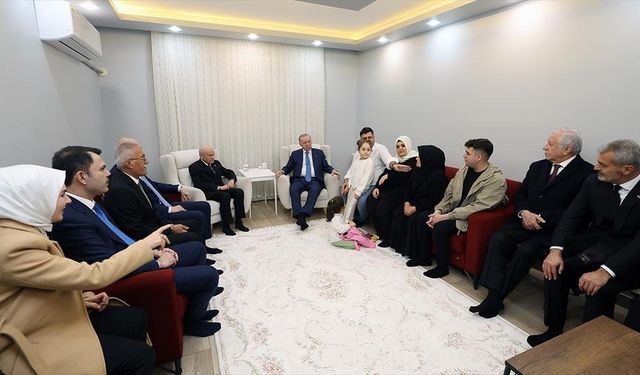 Cumhurbaşkanı Erdoğan, Hatay'da depremzede Karakuş ailesini ziyaret etti