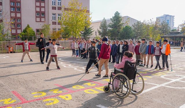 Diyarbakır'da öğrencilere empati yöntemiyle engellilerin yaşadığı zorluklar aktarılıyor