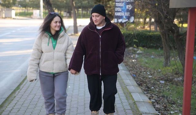 Edirne'de kanseri yenen genç mimar, mutluluğunu eşiyle attığı şehir turuyla paylaştı