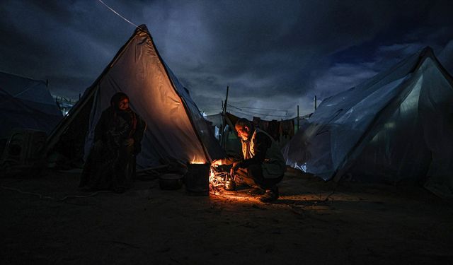 Gazze'de beklenen fırtına ve soğuk hava dalgası çadırlardaki binlerce aileyi tehdit ediyor