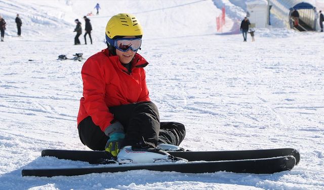 Hakkari'deki Gençlik Kampı'nda yaklaşık 8 bin öğrenci kayakla tanıştı