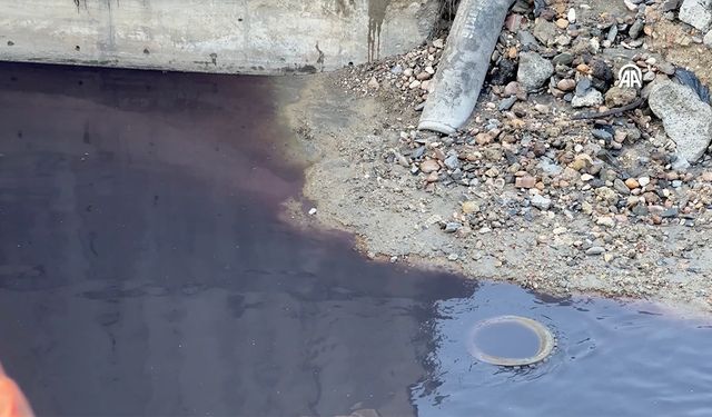 Haramidere'nin kırmızı akması ve kokması vatandaşların şikayetine neden oldu