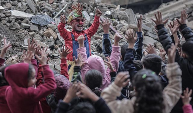 İsrail saldırılarında ailesini kaybeden Gazzeli palyaço, acısına rağmen çocukları güldürüyor