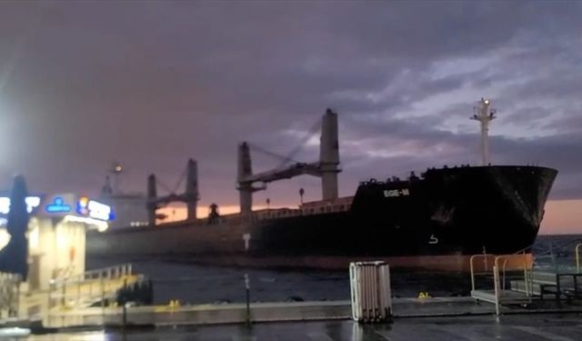 İstanbul Boğazı'nda dümen arızası yaşayan gemi Ahırkapı'ya demirletildi