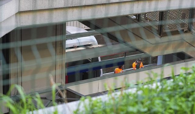 İzmir'de metronun raydan çıkması nedeniyle ulaşım aksadı