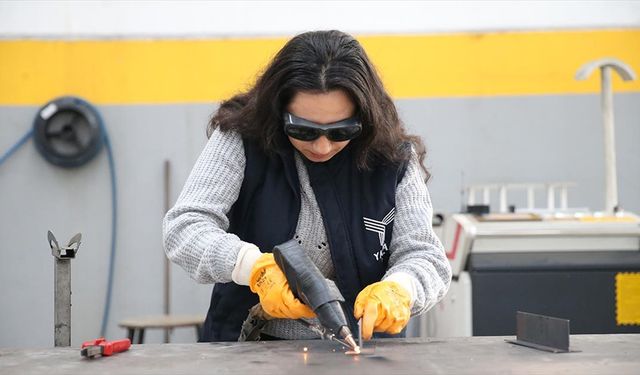 Makine mühendisliği öğrencisi İkra Özdemir babasının kaynakçı atölyesini devralmaya hazırlanıyor
