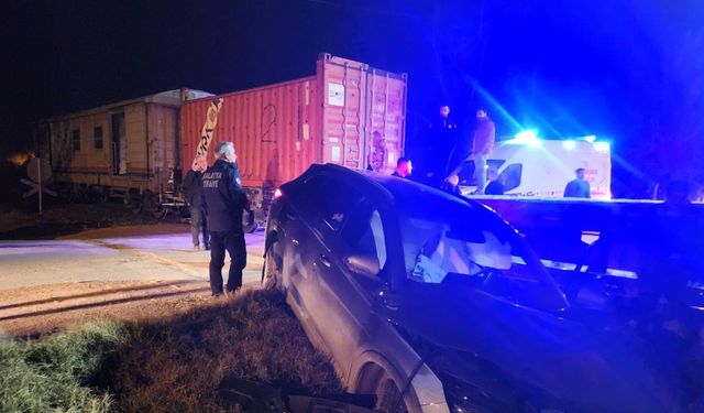 Malatya'da yük treninin otomobile çarpması sonucu 5 kişi yaralandı