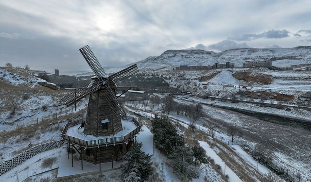 Malatya'daki Turgut Özal Tabiat Parkı kar yağışıyla beyaza büründü