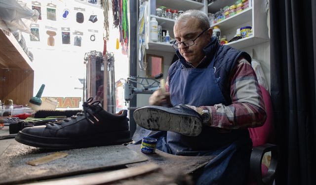 Malatyalı ayakkabı ustası 40 yıllık mesleğini konteynerde sürdürüyor