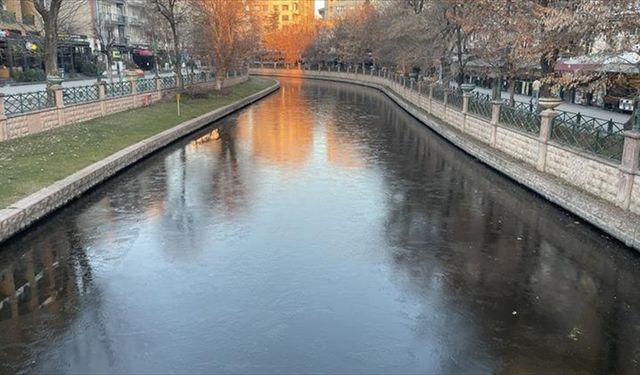 Porsuk Çayı'nın yüzeyinde buz tabakası oluştu