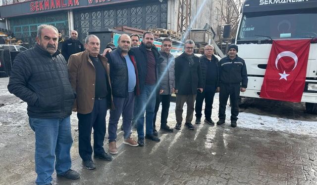 50 Metrelik Vinçle Türk Bayrağı Gökyüzünde Dalgalandı