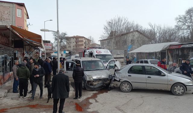 Dilek Mahallesi'nde Trafik Kazası: 2 Yaralı
