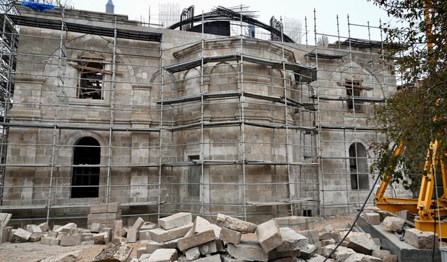 Bakan Ersoy Malatya'da Restorasyonu Süren Tarihi Yapılarda İncelemelerde Bulundu