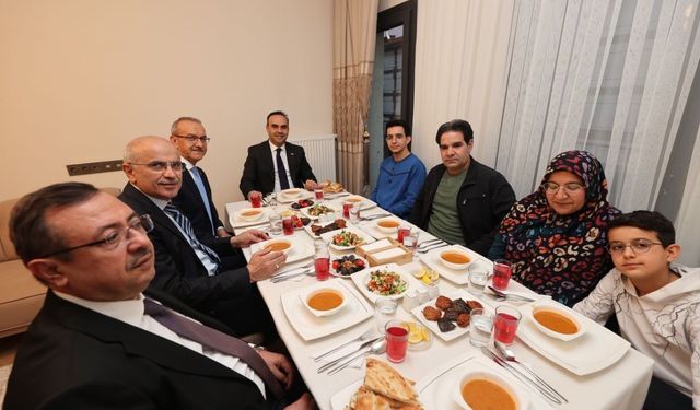 Bakan Kacır Yeni Evine Kavuşan Ailenin İftar Sofrasına Konuk Oldu